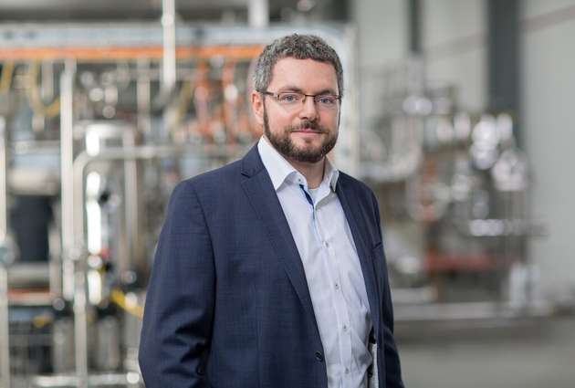 Jürgen Schütze, Geschäftsführung Vertrieb und Digitalisierung, Ruland Engineering & Consulting: Hygiene und Qualität stehen bei allen Ruland-Anlagen an erster Stelle. Für den effizienten Betrieb von Produktionsanlagen setzen wir an zentralen Prozessen an: Reduzierung von Produktverlust durch Einsatz verschiedener Technologien und optimierter Rezepturen. Reinigungsoptimierung mit individuellen Konzepten, Anpassung der Oberflächen und totraumarme Bauweise. Das ergänzen wir mit Maßnahmen zur Energieeinsparung, der optimalen Nutzung von Wärmetauschern und Energierückgewinn. Beim Engineering unserer Anlagen achten wir auf eine kompakte Bauweise, Hygienic Design und flexible Einsatzmöglichkeiten. Damit erreichen wir für die Produktion unserer Kunden maximale Effizienz bei gleichzeitig höchster Prozesshygiene und Produktqualität.