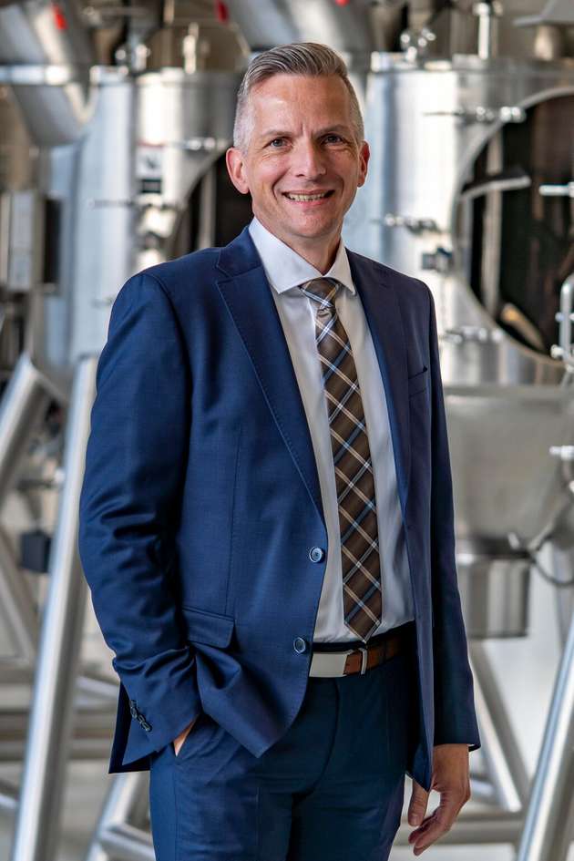 Dipl.-Ing. Matthias Böning, Geschäftsführer Vertrieb, Amixon: Wir setzen bei amixon auf hygienisch gestaltete Pulvermischer mit vollautomatischen WIP-/CIP-Nassreinigungskonzepten, bei denen JetoMot-Zielstrahlreiniger und WaterDragon-Rotationsreiniger in einer Kombination von vorgeprägten Reinigungsbahnen und gezielt platzierten Sprühstößen alle produktberührten Flächen inklusive schwer zugänglicher Bereiche sicher erfassen – ohne Demontage der Anlage. Ergänzend kommen optimierte Trocknungssequenzen zum Einsatz. So erhöhen wir die Verfügbarkeit der Gesamtanlage im Food-&-Beverage-Alltag spürbar und verbinden höhere Energie-, Wasser- und Materialeffizienz mit stabilen Hygienestandards und hoher Produktqualität. Neben neuen Anlagen bieten wir auch Retrofit-Lösungen für bestehende amixon-Mischer an, etwa die Nachrüstung automatischer Nassreinigung, optimierter Sprühdüsenkonzepte oder moderner Mischwerkzeuge wie SinConvex kombiniert mit ComDisc. So können Food-&-Beverage-Hersteller ihre vorhandene Infrastruktur nutzen und gleichzeitig Restentleergrade, Reinigungszeiten, Medienverbrauch und Stillstandszeiten signifikant reduzieren.