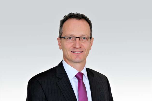 Tim Schrodt, Industriemanager Lebensmittel bei Endress+Hauser Deutschland: Eine nachhaltige Lebensmittel- und Getränkeproduktion erfordert transparente und effiziente Prozesse. Genau hier setzt Endress+Hauser mit intelligenter Messtechnik an. So unterstützen wir Brauereien beispielsweise bei der Flaschenreinigung mit integrierten Lösungen zur Chlordioxidmessung. Das reduziert den Chemikalienverbrauch, schont die Anlagen und erhöht die Hygienesicherheit. Ein ähnliches Bild zeigt sich in Cleaning-in-Place (CIP)-Prozessen: Viele Anlagen werden noch zeitbasiert gereinigt. Durch den Einsatz von Inline-Messtechnik zur Überwachung von Temperatur, Durchfluss, Konzentrationen und Medienwechseln ermöglichen wir den Umstieg auf eine zustandsabhängige Reinigung und senken den Wasser-, Energie- und Chemikalienverbrauch deutlich. Gleichzeitig erhöht sich damit die Anlagenverfügbarkeit.