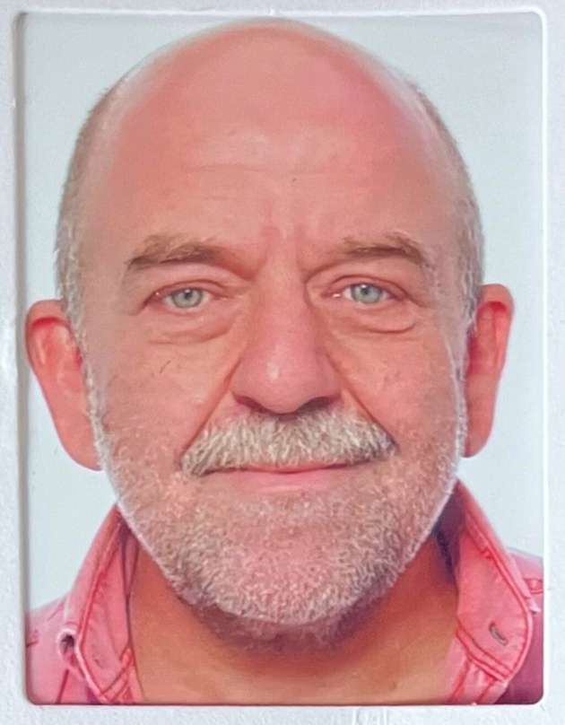 Achim Herter, Senior Director Competence Center Converting, Südpack: Beim Verpackungsdruck setzen wir bereits seit Jahren auf unsere ressourcenschonende Technologie SPQ: Dank standardisierter Farbpalette und intelligentem Farbmanagement lassen sich der Farb- und Folienabfall sowie der Lösemittel-Verbrauch deutlich reduzieren – bei besserer Farbbrillanz und geringerem Aufwand für Druckanpassungen. Im Vergleich zum Flexodruck sparen wir lt. einer zertifizierten LCA insgesamt bis zu 18 Prozent CO2 ein. Pantonetöne werden dabei automatisch in den erweiterten Farbraum umgesetzt und Farbgenauigkeiten durch verbindliche Referenzen und Proofs mit exakter Pantone-Simulation sichergestellt. Mit Blick auf Ressourcen und Umweltbelastungen arbeitet Südpack zu-dem seit vielen Jahren konsequent an der Entwicklung immer dünnerer und recyclingfähiger Verpackungsfolien.