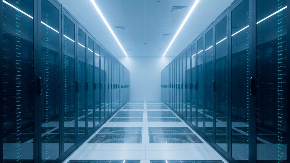 Moderne Rechenzentren benötigen angesichts steigender Rechendichte und verteilter Standorte mehr Resilienz, einheitliche Governance und zentrale Transparenz über Assets, Wartung, Compliance und energiebezogene Workflows.