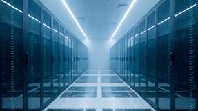 Moderne Rechenzentren benötigen angesichts steigender Rechendichte und verteilter Standorte mehr Resilienz, einheitliche Governance und zentrale Transparenz über Assets, Wartung, Compliance und energiebezogene Workflows.