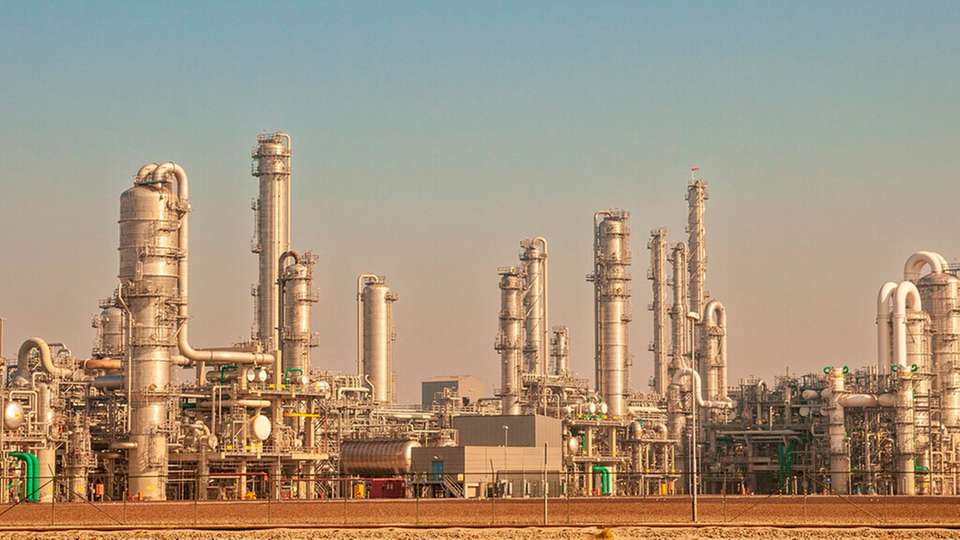 Störungen in Öl- und Gaslieferketten wirken sich auf die Petrochemie aus – und verteuern damit zentrale Lösemittel wie IPA und Ethanol, die in alkoholbasierten Flussmitteln für die Elektronikfertigung eingesetzt werden.