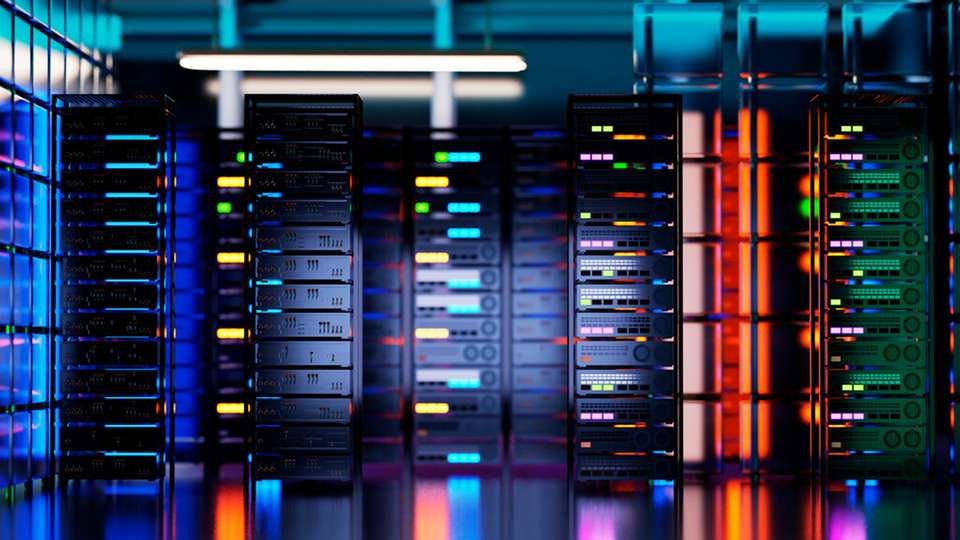 Großwärmepumpen nutzen die Abwärme der Hochleistungsrechner der TU Dresden und leiten sie ins Fernwärmenetz weiter.