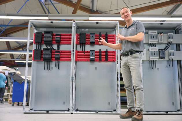 „Wir sparen eine halbe Schicht pro Schaltschrank“, sagt Marcel Birkenberger, Fertigungsleiter bei gefeba.