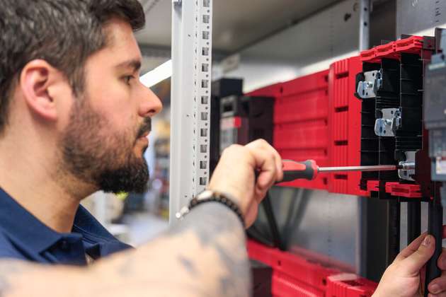 Schneller zur Spannung: Die Einspeisung ist bei der neuen Sammelschienen-Plattform RiLineX von Rittal flexibel und platzsparend gestaltet.