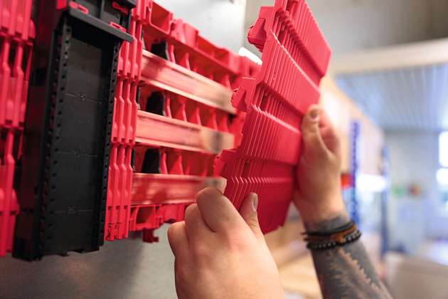 Die Schienen sitzen ohne Halterplanung sicher im Board – mit Berührungsschutz bis IP 2XB oder IP 3X.