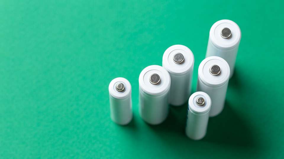 Kalzium-Batterien sind sehr vielversprechend, da ihr elektrochemisches Fenster mit dem von klassischen Lithium-Batterien vergleichbar und Kalzium auf der Erde reichlich vorhanden ist. 