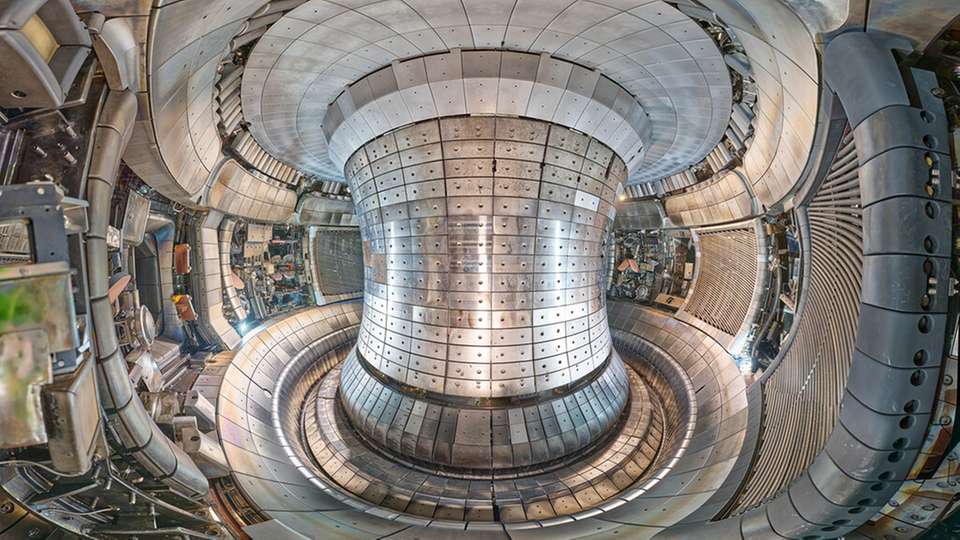 Das mit Wolfram-beschichteten Ziegeln ausgestattete Plasmagefäß des ASDEX-Upgrades am MPI für Plasmaphysik in Garching bei München.