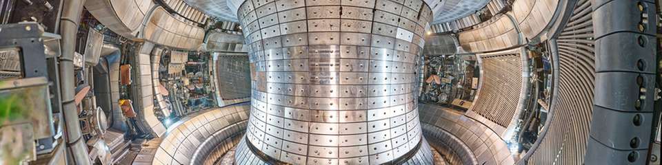 Das mit Wolfram-beschichteten Ziegeln ausgestattete Plasmagefäß des ASDEX-Upgrades am MPI für Plasmaphysik in Garching bei München.