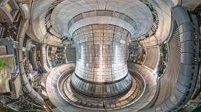 Das mit Wolfram-beschichteten Ziegeln ausgestattete Plasmagefäß des ASDEX-Upgrades am MPI für Plasmaphysik in Garching bei München.