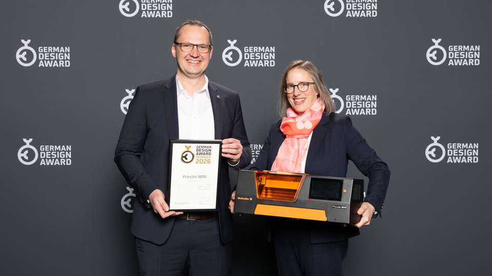 Tobias Sondermann (Head of Business Unit Workplace Solutions) und Nina Cramer (Product Manager) präsentieren den mit dem German Design Award 2026 ausgezeichneten PrintJet MINI.