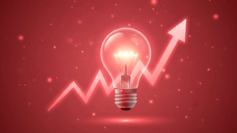 Peak Shaving glättet die Lastkurve: Das Energiemanagement erkennt Lastspitzen und reduziert sie mithilfe von Batteriespeichern, Lastmanagement oder Eigenstromnutzung, um die Netzentgelte zu senken.