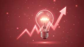 Peak Shaving glättet die Lastkurve: Das Energiemanagement erkennt Lastspitzen und reduziert sie mithilfe von Batteriespeichern, Lastmanagement oder Eigenstromnutzung, um die Netzentgelte zu senken.