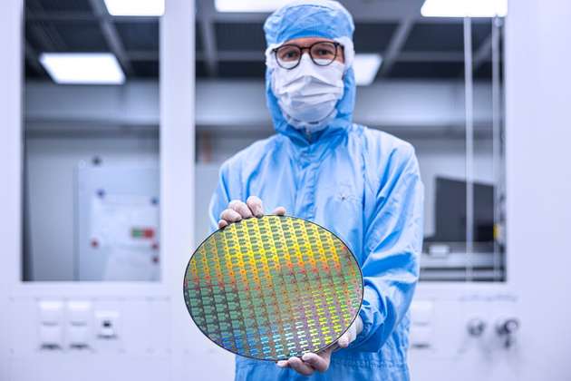 Ein Wafer ist eine hauchdünne Scheibe aus Halbleitermaterial, auf der in vielen Prozessschritten winzige elektronische Strukturen erzeugt werden, aus denen später Mikrochips entstehen.