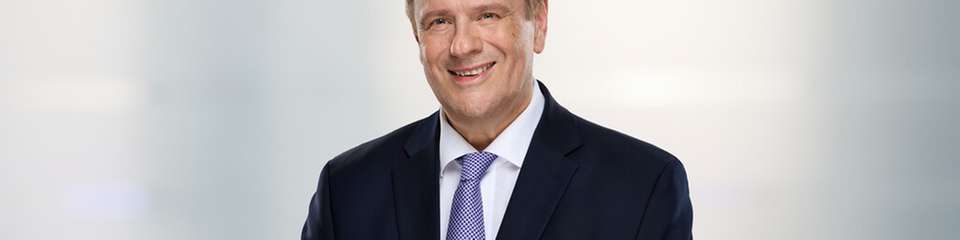 Hannes Niederhauser, Absolvent der Technischen Universität Graz im Fach Elektrotechnik, blickt auf eine langjährige Karriere als Manager in den Bereichen Mikrochips und Embedded Computing zurück. Vor seinem Eintritt bei S&T war der gebürtige Österreicher von 1999 bis 2007 maßgeblich als Hauptaktionär und CEO der damaligen Kontron AG tätig, die sich während seiner Amtszeit zu einem weltweit führenden Anbieter im Bereich Embedded Computing entwickelte. Hannes Niederhauser treibt konsequent die Transformation der Kontron vom IT-Dienstleister zu einem führenden Anbieter von IoT-Lösungen voran.