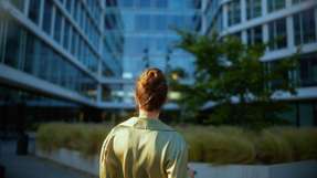 Die Plattform analysiert Echtzeitdaten, erstellt Prognosen und steuert automatisiert. Das Ziel dabei ist, den Verbrauch, die Kosten, die Emissionen und die Vorgaben zu verbessern.