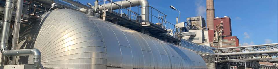 Die Power-to-Heat-Anlage am Standort Lenzing (14 MW) wandelt erneuerbaren Strom in Prozesswärme um und ist in einen Wärmeverbund sowie in den Regelenergiemarkt integriert.