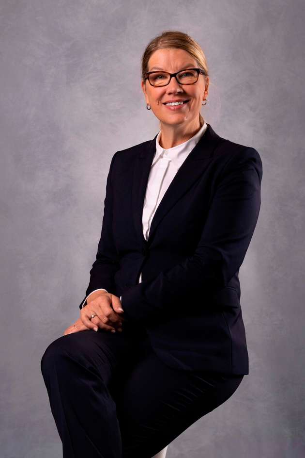 Nicole Clement, Chief Business Unit Officer Advanced Automation Solutions, Comau: Die schnelle Verbreitung der Robotik hängt von modularen, mobilen und datengetriebenen Plattformen ab. Mit dem Portfolio von Comau und Automha bieten wir einsatzbereite Systeme, die den vorgelagerten Engineering-Aufwand drastisch reduzieren: AMRs wie MyMR, die sich innerhalb weniger Stunden durch einfaches Mapping der Betriebsumgebung und ohne feste Infrastruktur installieren lassen, ermöglichen Unternehmen eine schnelle Automatisierung des Materialflusses und die Skalierung des Betriebs über ein intelligentes Flottenmanagement. Diese Lösungen lassen sich mit Industrie- und kollaborativen Robotern, Exoskeletten der MATE-Familie zur Verbesserung der Ergonomie für Bedienerinnen und Bediener sowie mit hochverdichteten Intralogistiksystemen wie Quaterways und den Shuttle-Systemen AutosatGTR integrieren, die für automatisiertes Handling und Lagerung mit kontinuierlicher Leistungsüberwachung ausgelegt sind. Das Ergebnis ist eine skalierbare Architektur, gestützt durch Software, Datenanalytik und prädiktive Diagnosetools, die schrittweise Implementierungen mit messbarem Nutzen ermöglicht – insbesondere hinsichtlich Inbetriebnahmezeit, Anlagenverfügbarkeit, Gesamteffizienz der Produktionslinie (OEE) und ROI.