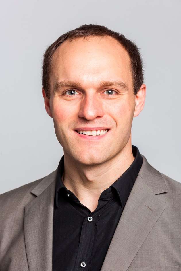 Dr.-Ing. Werner Kraus, Forschungsbereichsleiter „Automatisierung und Robotik“, Fraunhofer IPA: Viele Roboter machen heute nach wie vor nur „Motion replay“: Einmal programmiert, wiederholen sie Abläufe Tausende Male. Für viele zukünftige Anwendungen ist das nicht ausreichend: Roboter müssen flexibler werden, bspw. wegen hoher Variantenvielfalt, Bauteiltoleranzen bis hin zu biegeschlaffen Bauteilen wie Kabeln. Wir bieten Algorithmen an, die Roboter intelligenter machen, sodass Umrüstzeiten bei neuen Varianten gegen Null gehen. Ein Beispiel ist unsere „Pick&Pack-Lösung“: Teils noch heute muss in der Logistik jeder einzelne Artikel einmalig eingescannt werden, um danach automatisiert gehandhabt zu werden. Durch Foundation-Modelle kombiniert mit 3D-Kameras entfällt dieser Einrichtaufwand. Der Roboter erkennt durch KI beliebige Objekte und der 3D-Sensor mit Packalgorithmus sorgt für ordentlich gepackte Kisten. Dies senkt die Inbetriebnahmezeit deutlich.