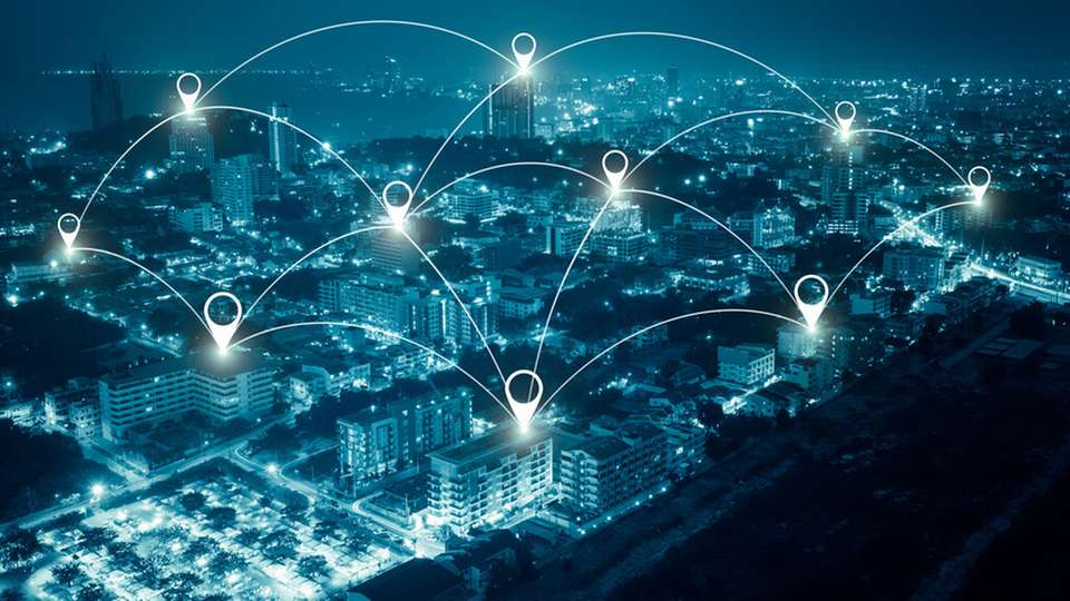 Ein rein zentraler Monitoring-Server, der alle Systeme über alle Standorte hinweg überwacht, wirkt auf den ersten Blick effizient. In der Praxis zeigt sich jedoch schnell, dass dieser Ansatz bei verteilter IT-Infrastruktur einige Schwächen hat.