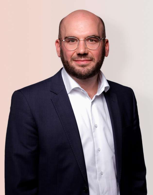 Kai Biswa, Chief Regional Officer DACH, Kuka: Viele Industrieunternehmen wollen Automatisierung 2026 schneller und skalierbar umsetzen. KUKA adressiert das mit einem abgestimmten Portfolio: iiQWorks ermöglicht eine einheitliche, modulare Programmierung über Roboter und Anwendungen hinweg und reduziert den Engineering‑Aufwand deutlich. Mit iiQWorks.Sim lassen sich Zellen virtuell planen und per digitalem Zwilling virtuell in Betrieb nehmen, was Anlaufzeiten verkürzt. iiQWorks.Copilot unterstützt Anwender KI‑gestützt bei der Layout-Erstellung sowie Optimierung und beschleunigt neue Use Cases. Die Steuerung KR C5 für iiQKA.OS2 mit AI Extension bringt KI sicher in die Linie. Ergänzend orchestriert KUKA.AMR Fleet mobile Roboterflotten zentral. So skalieren Kunden vom Pilot bis zur Serie mit höherer Verfügbarkeit und schnellerem ROI.