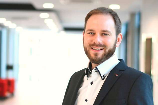 Michael Finke, Produkt Manager Roboter, Mitsubishi Electric: Mitsubishi Electric ermöglicht 2026 eine schnellere Integration modularer, mobiler und KI gestützter Robotik. Die visuelle Programmierung mit RT ToolBox3 vereinfacht Einrichtung und Simulation und verkürzt die Inbetriebnahme deutlich. Die SmartPlus Funktionen, bisher kostenpflichtig, stehen 2026 ohne Zusatzkosten bereit und reduzieren Einricht  und Taktzeiten dank Maisart KI um bis zu 60 %. CC Link IE TSN erweitert die Konnektivität für skalierbare, echtzeitfähige Linienintegration. MELFA SafePlus sorgt mit SLS und SLP für einen sicheren Betrieb. Die tiefe Einbindung in Software wie GENESIS und GEMIMI steigert Transparenz, OEE und Verfügbarkeit.