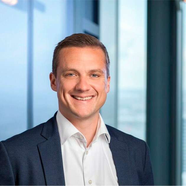 Arjan van Staveren, Chief Revenue Officer, RobCo: 2026 reicht gute Hardware allein nicht mehr aus. Entscheidend ist, wie schnell sich Robotik integrieren, sicher betreiben und wirtschaftlich skalieren lässt. Dafür setzen wir auf eine neue Generation autonomer Industrieroboter, kombiniert mit Robotics-as-a-Service und Physical AI. Standardisierte Module, softwaregestützte Integration und datenbasierte Optimierung ermöglichen produktive Einsätze in wenigen Wochen und eine schrittweise Ausrollung über Linien und Standorte hinweg. So sinken Engineering-Aufwand und Investitionsrisiko, während Verfügbarkeit, OEE und ROI transparent messbar werden. Einen Ausblick auf diese nächste Generation haben wir in diesem Jahr auf der Hannover Messe gegeben.