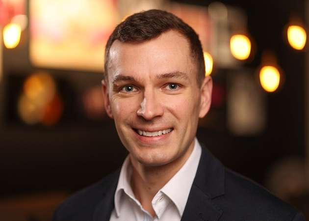 Gregor Spieker, Sales Leader, Teradyne Robotics, Universal Robots: Bei Universal Robots erleben wir täglich, dass Unternehmen Robotik schnell und ohne aufwendige Engineering Projekte in Betrieb nehmen und modular erweitern wollen. Typische Anwendungen wie Palettieren, Maschinenbeschickung oder Pick-and-Place lassen sich mit vorkonfigurierten Lösungen häufig innerhalb weniger Stunden umsetzen und bei Produktwechseln schnell anpassen. Mit dem AI Accelerator bringen wir KI gezielt in die industrielle Anwendung und ermöglichen es, Lösungen kontinuierlich datenbasiert zu optimieren. Unser AI Trainer verkürzt die Zeit bis zur Inbetriebnahme in der realen Fabrikumgebung, da Anwender KI Modelle direkt auf den Robotern trainieren können, die später in der Produktion eingesetzt werden. Unsere offene Plattform PolyScope X und das UR+ Ökosystem sorgen dabei für eine einfache Integration und skalierbare Erweiterbarkeit. In Verbindung mit kollaborativer und mobiler Robotik entstehen skalierbare, durchgängige Automationslösungen mit kurzen Implementierungszeiten, hoher Anlagenverfügbarkeit und messbarer Steigerung von OEE und ROI.