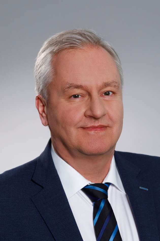 Dr. Michael Klos, General Manager, Yaskawa Europe: Als Roboter- und Softwarehersteller unterstützt Yaskawa den Systemintegrator auf vielfältige Weise beim Engineering, um die Programmierung und Inbetriebnahme effizienter zu machen und abzusichern. Zur intuitiven Programmierung helfen Smart Pendant und Software-Wizards. Für SPS-Programmierer bieten wir die SRCI-Schnittstelle sowie MotoLogix für alle gängigen SPS-Plattformen. Motoman NEXT ist eine neue KI-Robotik-Plattform, die den sicheren und wirtschaftlichen Einstieg in die adaptive Robotik mit Bildverarbeitung, Sensorik und KI ermöglicht. Unsere Digital-Twin-Software MotoSIM ist ein Standard-Engineering-Tool für Roboter-Anlagen. Mit dem YNX Robot Simulator kommen Features wie automatische kollisionsfreie Bahnplanung oder virtuelle Kameras hinzu.