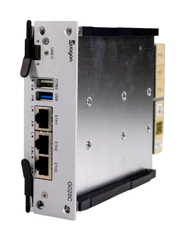 Die CPU-Karte G028 von duagon ummantelt von einem Metallgehäuse, das die Abwärme ans das CCA abgibt.