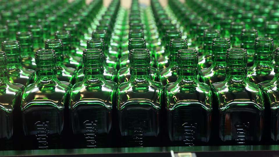 Mast‑Jägermeister und Ardagh Glass Packaging Europe wollen die CO2-Bilanz der charakteristischen Flasche über den NextGen‑Hybridofen, erneuerbare Energie und einen hohen Recyclinganteil deutlich verbessern.