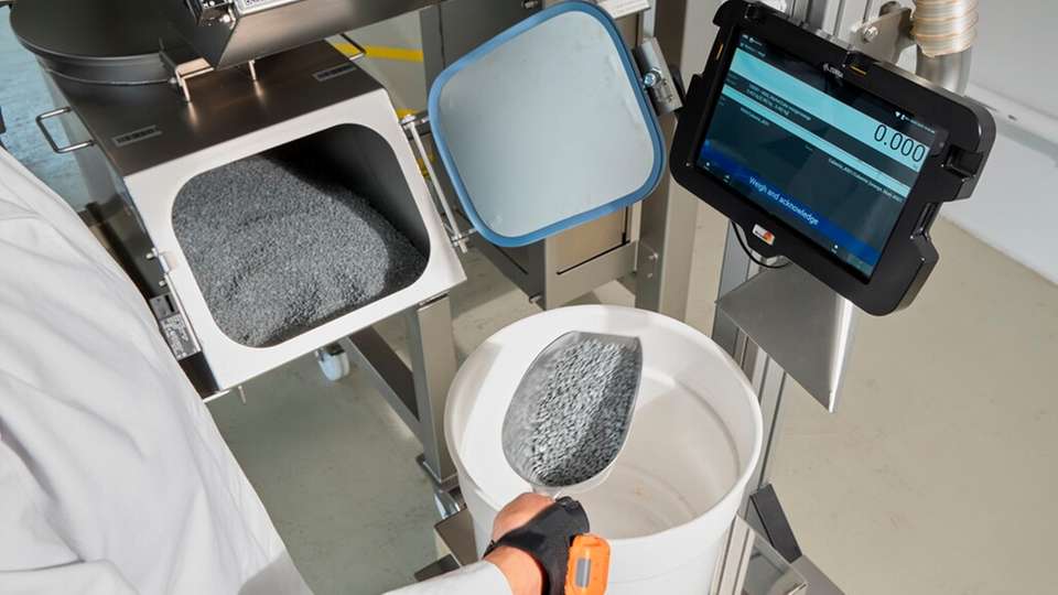 Das ManDos-Manuelle-Wiegesystem ist smart, ergonomisch und digital dokumentiert. Es ist ideal für Kleinstmengen, bei denen präzise manuelle Eingaben gefragt sind.