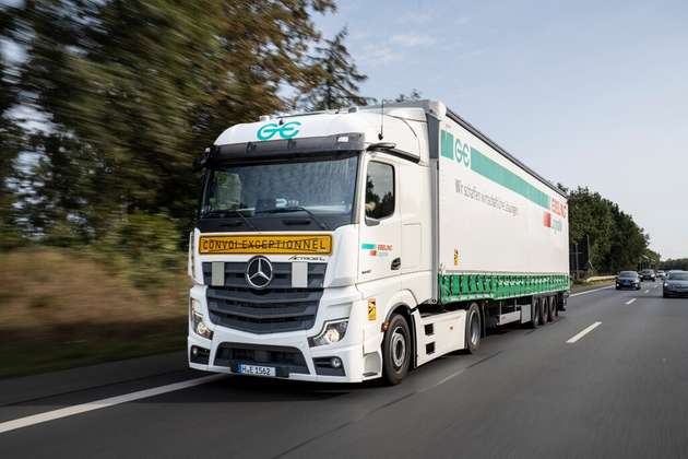 Ein Lkw von Ebeling Logistik unterwegs im täglichen Einsatz: Unterschiedliche Transportanforderungen werden über das TMS WinSped als zentrale Systemplattform effizient koordiniert.