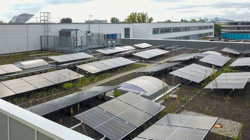 PV-Module im Feld: Ein modulares Sensorsystem soll Abweichungen und Defekte früh erkennen – bevor ganze Strings an Leistung verlieren.