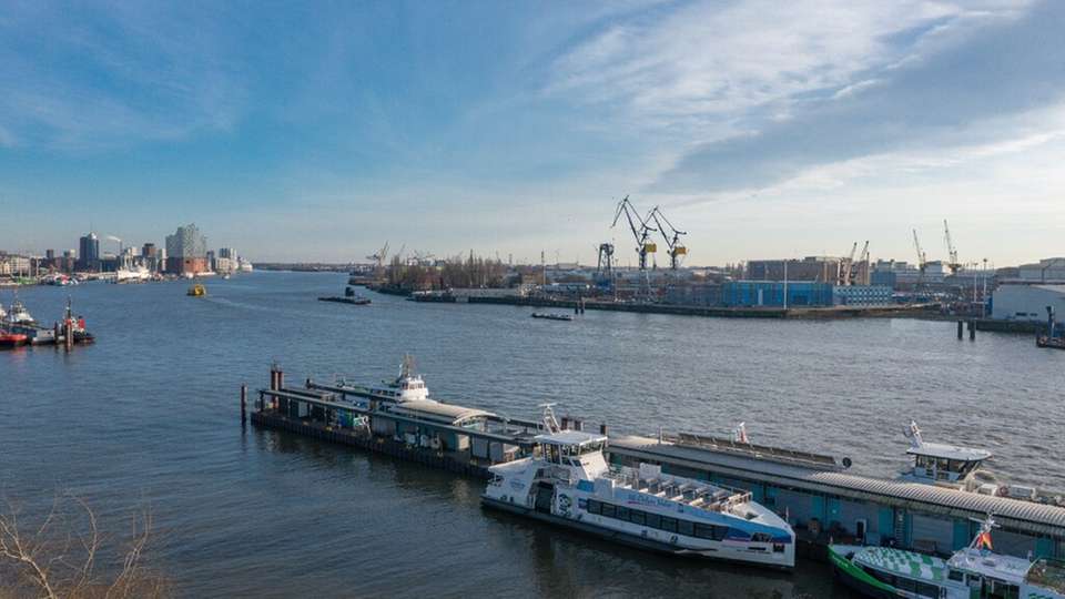 Der HADAG-Fähranleger im Hamburger Hafen mit der neuen Landstrominfrastruktur zur emissionsfreien Energieversorgung während der Liegezeiten.