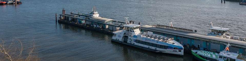 Der HADAG-Fähranleger im Hamburger Hafen mit der neuen Landstrominfrastruktur zur emissionsfreien Energieversorgung während der Liegezeiten.