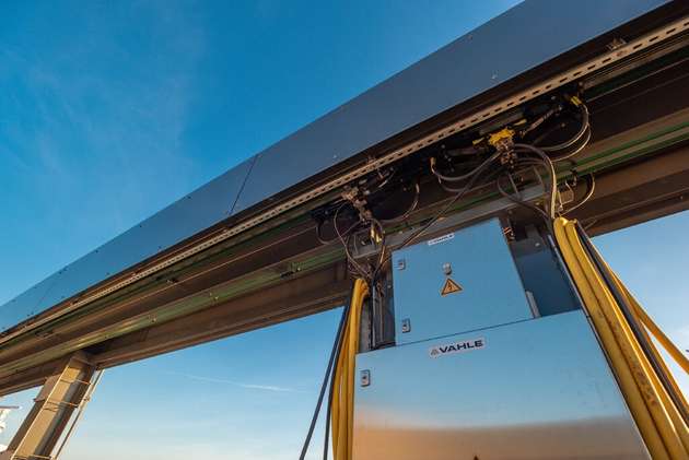 Blick von unten auf die von Vahle installierte Stromschienenkonstruktion zur sicheren Energieübertragung außerhalb des Arbeitsbereichs.