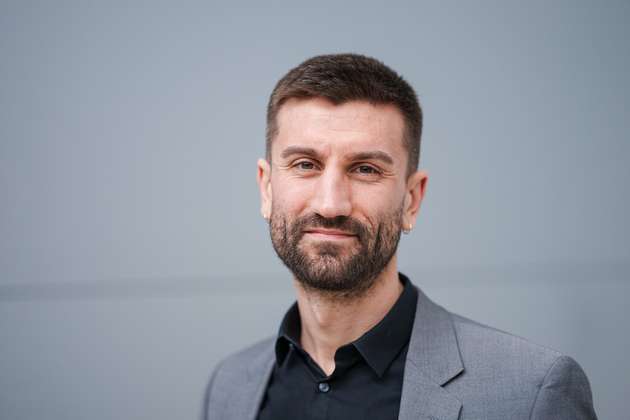 Professor Paul Motzki entwickelt die neue Klimatechnologie Elastokalorik für den Praxiseinsatz weiter.