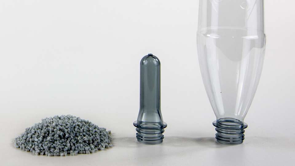 Mit einem interaktiven Online-Tool macht Sidel Einsparpotenziale bei PET-Primärverpackungen sichtbar.