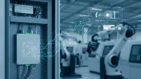 Industrial PC im Schaltschrank verarbeitet Maschinendaten am Edge und stellt strukturierte Informationen für übergeordnete Systeme entlang der Prozesskette bereit.