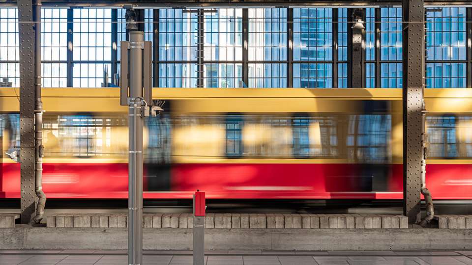 Die beim Bremsen der S-Bahn entstehende Energie soll über die Stromschiene in einen Schwungmassespeicher fließen und später zur Netzunterstützung zurückgespeist werden.
