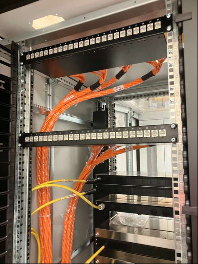 Die Kombination aus Kupfer- und Glasfaserstrecken ermöglicht im Colocation-Rechenzentrum eine flexible Anpassung an Bandbreite und Portdichte.