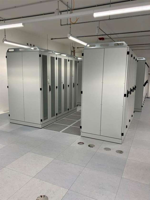 Server-Rackreihen im neuen Colocation-Rechenzentrum: Die Anlage ist auf flexible Nutzungsszenarien ausgelegt und soll im Endausbau hohe Kapazitäten bei Datensicherheit und Verfügbarkeit bereitstellen.