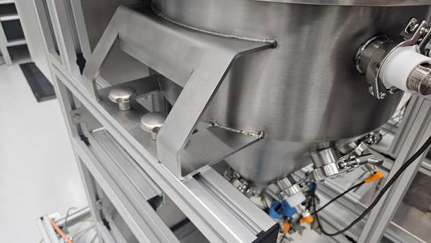 Der Behälter mit Griff ist mit Sternschrauben befestigt, um eine einfache Demontage zu ermöglichen.