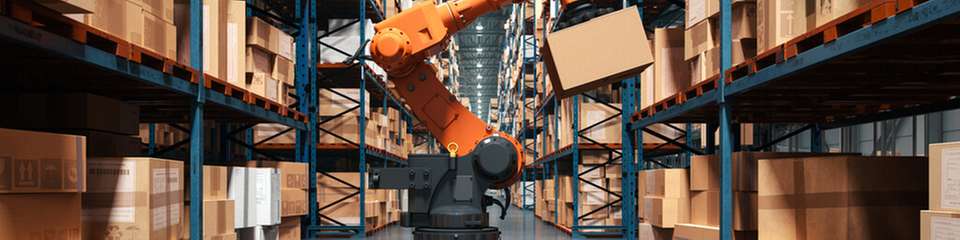 Industrieroboter übernimmt das Handling von Kartons im Hochregallager – Automatisierung in Lager und Materialfluss.