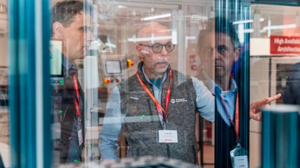 Auf der Hannover Messe erfahren Besucher, wie dieser Ansatz eine sichere und souveräne digitale Transformation unterstützt und es Herstellern ermöglicht, KI im großen Maßstab einzusetzen, ohne kritische Produktionsprozesse zu gefährden oder Sicherheits‑ und Compliance‑Anforderungen zu vernachlässigen.