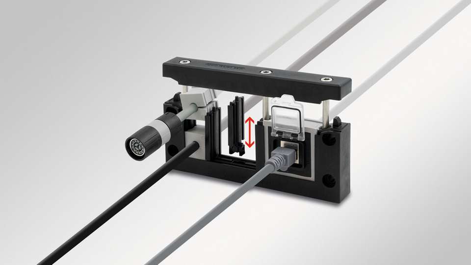 Die KEL‑ERM Vario von Icotek reduziert die Variantenvielfalt mit einer Rahmengröße pro Ausführung und lässt sich dank steckbarer Trennstege flexibel bestücken.