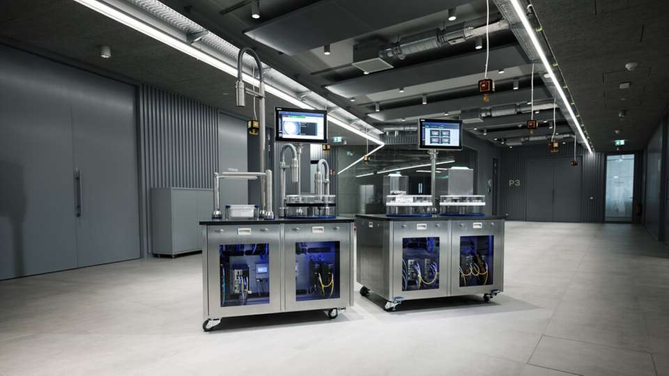 Omron zeigt eine automatisierte Vial-Handling-Lösung für regulierte Pharmaproduktionen.