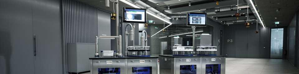 Omron zeigt eine automatisierte Vial-Handling-Lösung für regulierte Pharmaproduktionen.